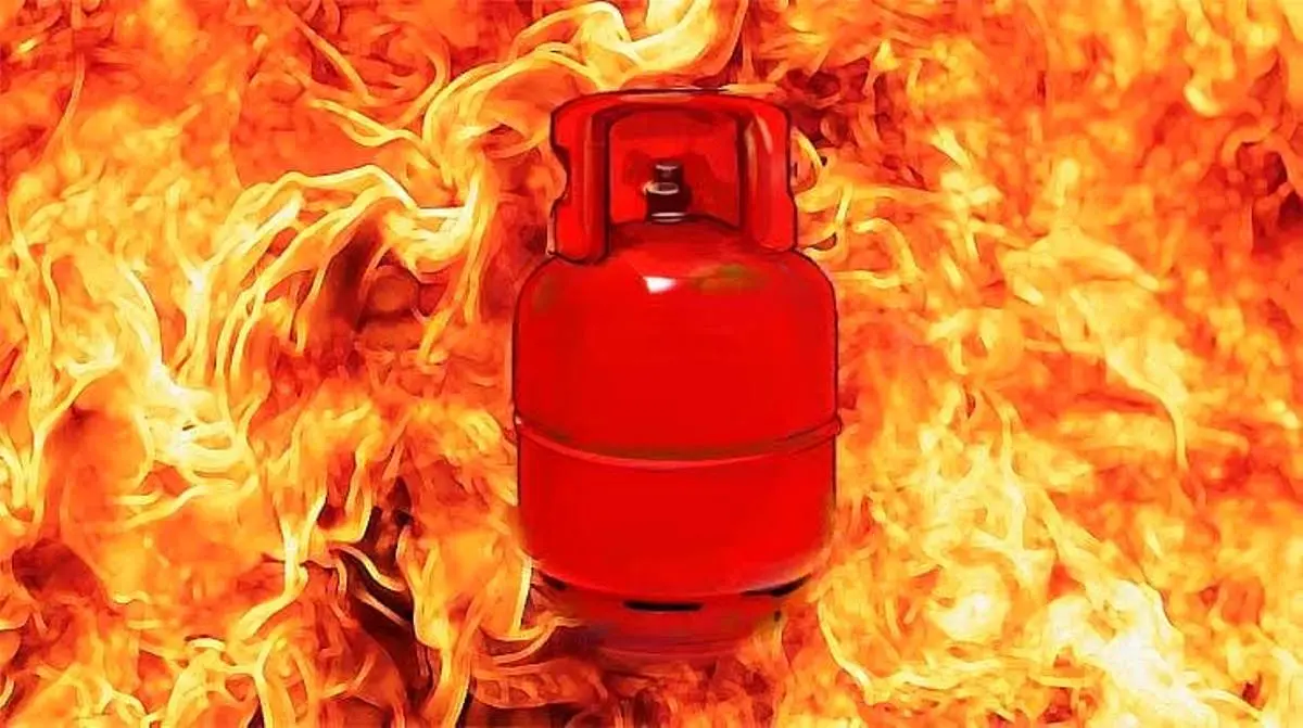 पलामू में चूल्हा जलाते ही ब्लास्ट हुआ सिलेंडर, घर-दुकान तबाह; 25 लाख का नुकसान