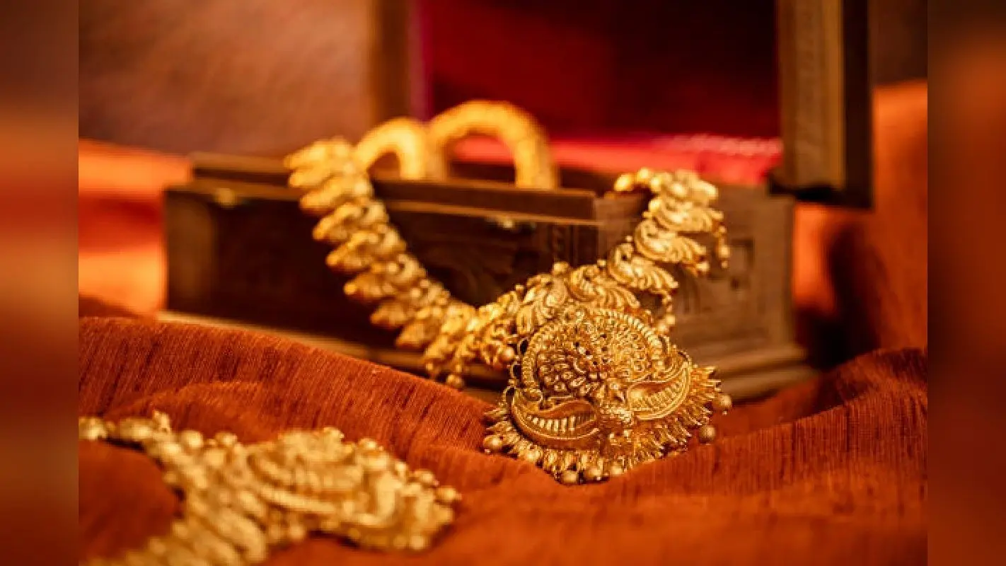 Gold खरीदने वालों को झटका! बाजार में फिर बढ़ा सोने का भाव, चांदी हो गई महंगी