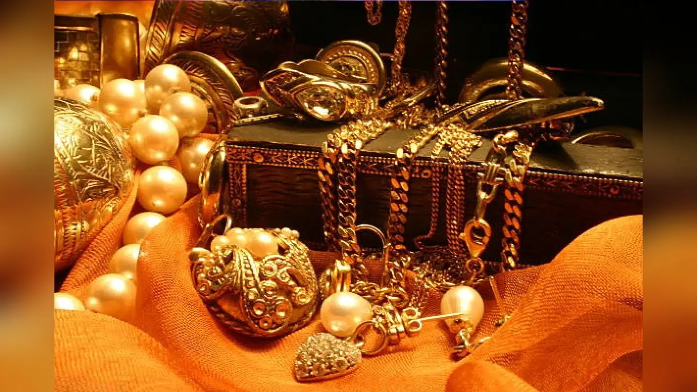 Gold Rate: ग्लोबल ट्रेंड से सोना हुआ मजबूत, चांदी लुढ़की, वायदा बाजार में लौटी रफ्तार