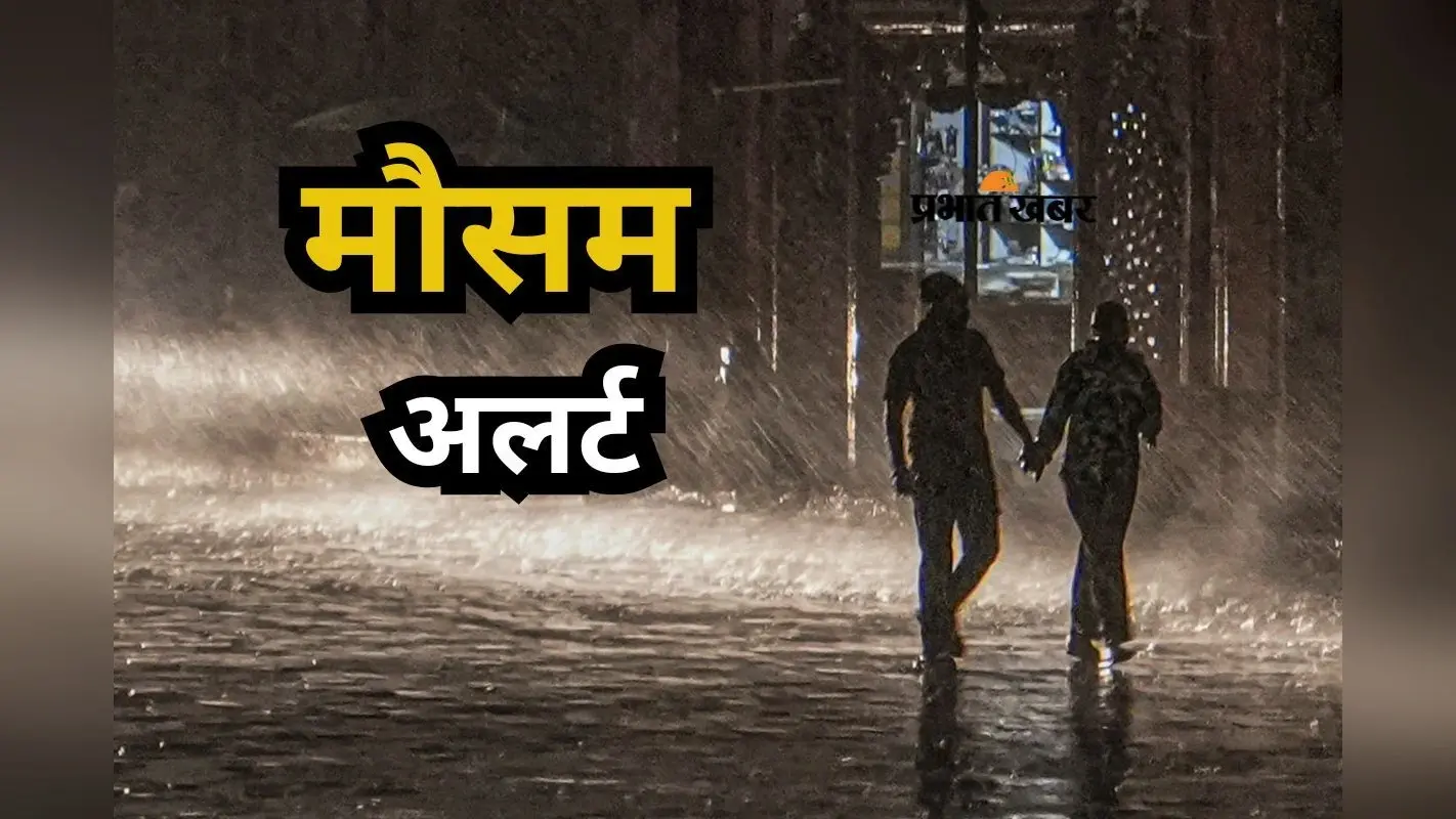 भारी से बहुत भारी बारिश, घरों में घुसा पानी, गुवाहाटी में जेसीबी के सहारे सड़क पार कर रहे लोग, देखें फोटो