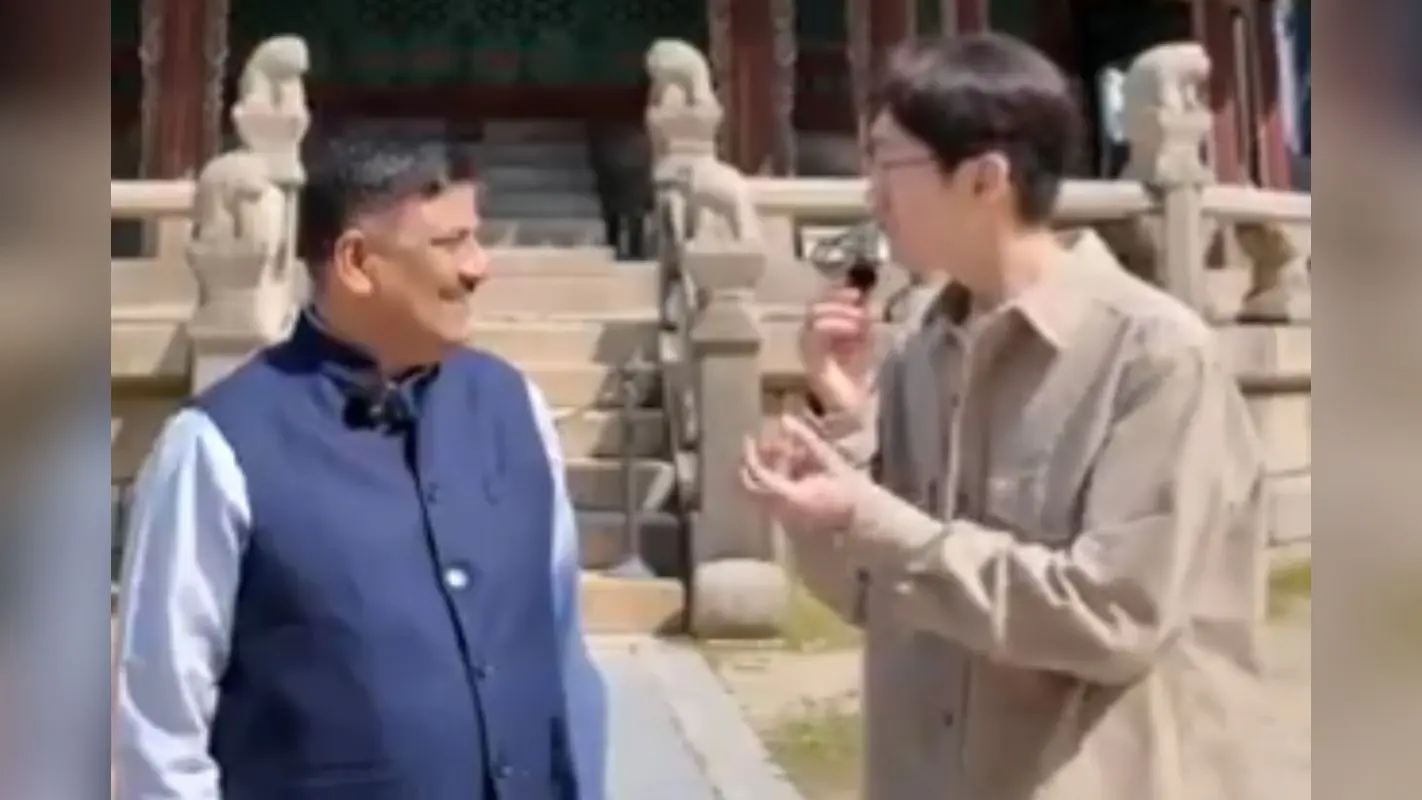 ‘मधुबनी गेल रहली है? हां गेल रहली है’, कोरियाई बिहारी यूट्यूबर और JDU सांसद की मैथिली में बातचीत का वीडियो वायरल