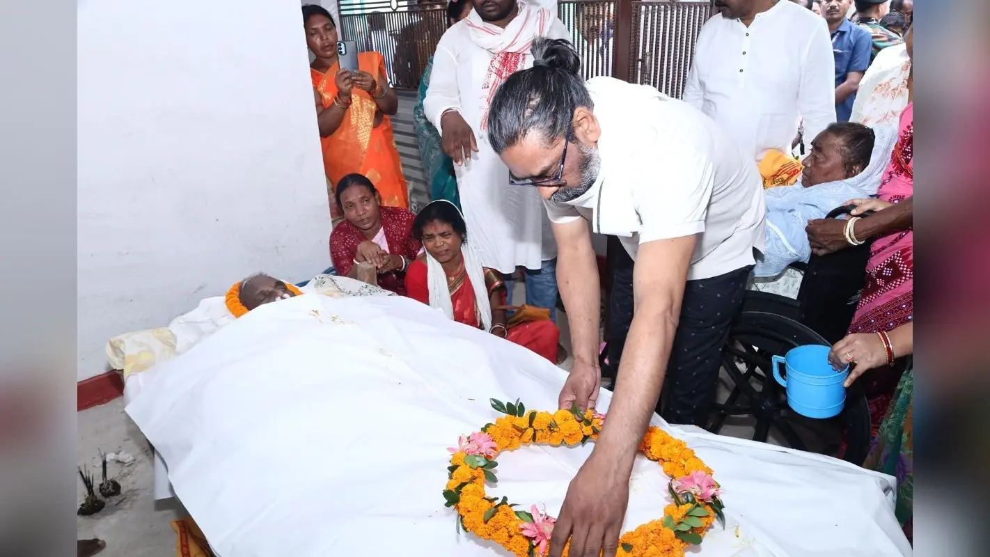 हेमंत सोरेन के चाचा का निधन, नेमरा गांव पहुंचकर झारखंड के सीएम ने दी श्रद्धांजलि