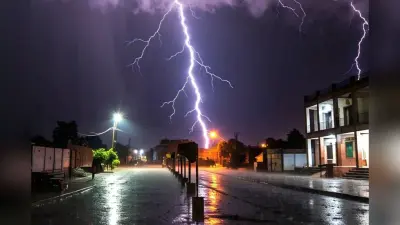 Jharkhand Rain Alert: झारखंड के 16 जिलों में आंधी-तूफान के साथ बारिश, वज्रपात की चेतावनी, फिर गर्मी ढाएगी कहर