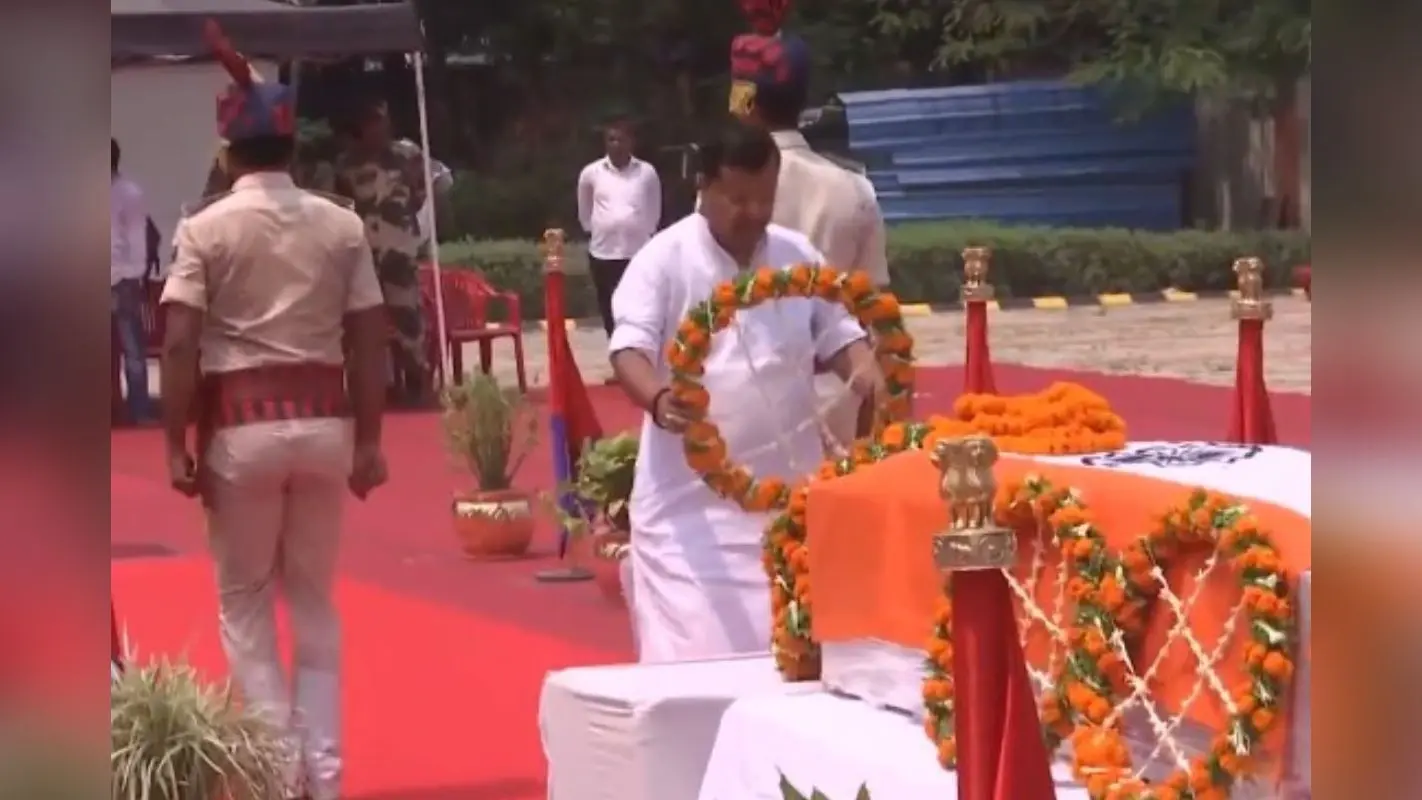 बिहार पहुंचा शहीद मोहम्मद इम्तियाज का पार्थिव शरीर, पटना एयरपोर्ट पर तेजस्वी समेत अन्य नेताओं ने दी श्रद्धांजलि