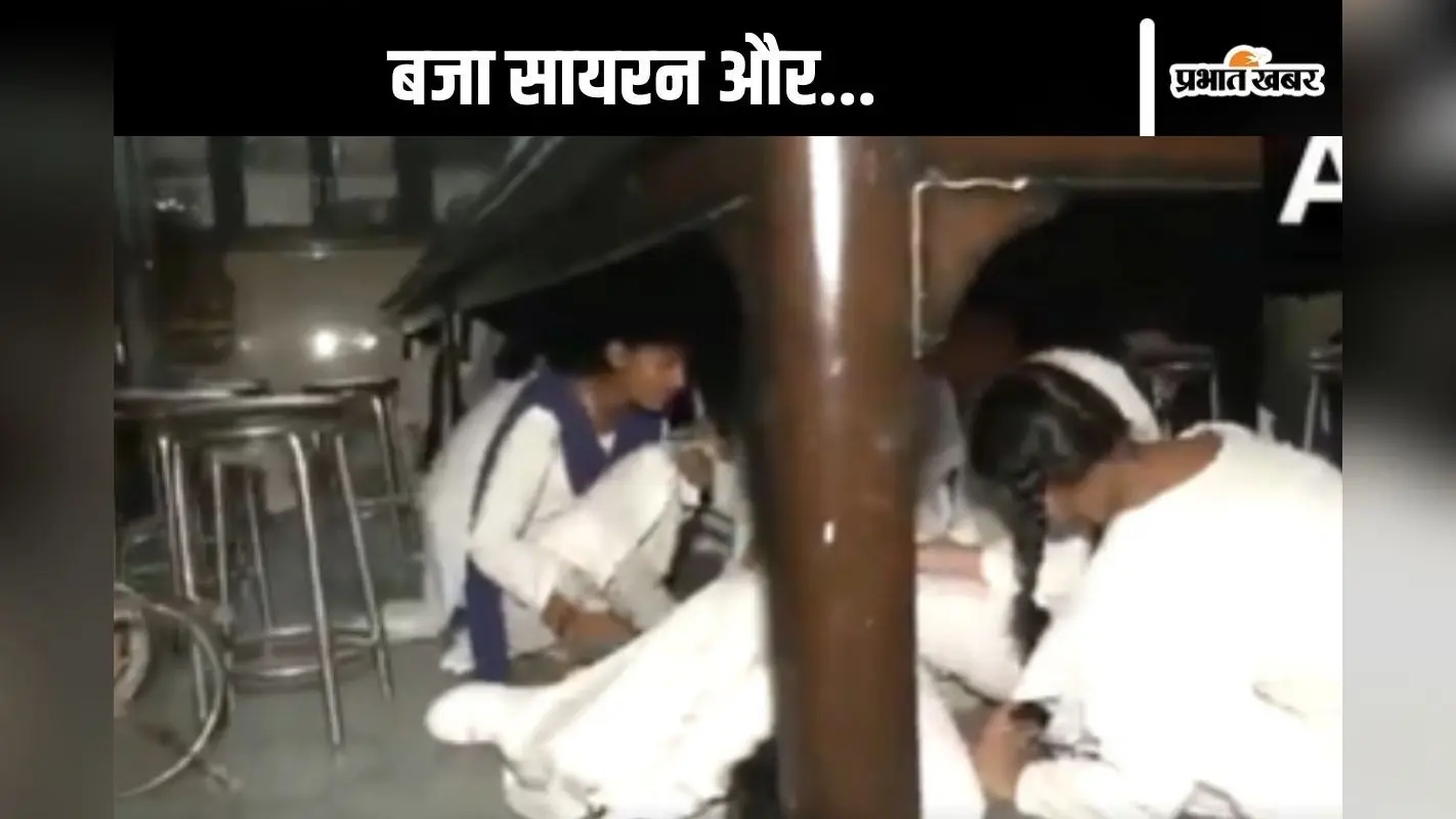 Mock Drill : सायरन बजते ही टेबल के नीचे घुस गईं छात्राएं