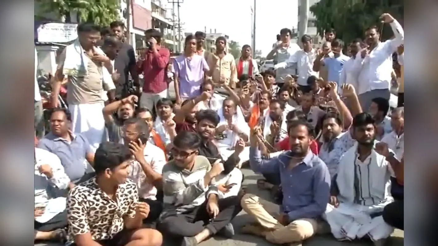 Karnataka: NEET परीक्षा में जनेऊ उतरवाने का आरोप, ब्राह्मण समुदाय का सेंटर के बाहर प्रदर्शन