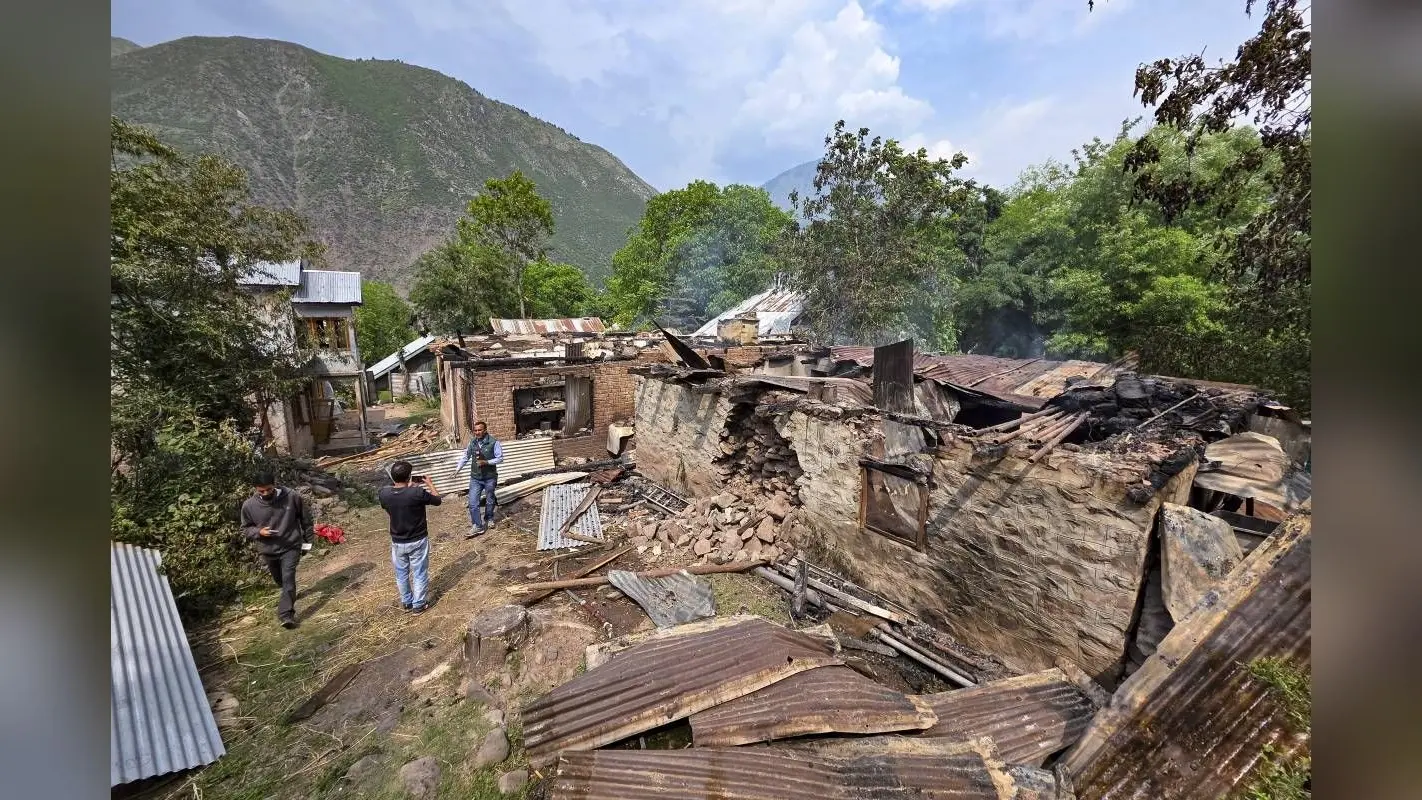 LOC Video : एलओसी के पास के गांवों में डर का माहौल, पाकिस्तानी फायरिंग का भारतीय जवानों ने दिया करारा जवाब
