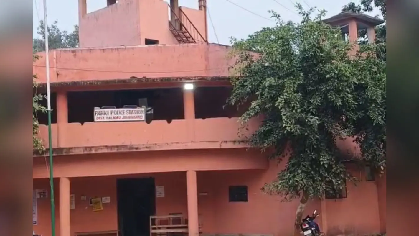 Jharkhand Crime: पति-पत्नी में जमकर मारपीट, पत्नी ने कुल्हाड़ी से पति को काट डाला, शौचालय की टंकी में दफनाया