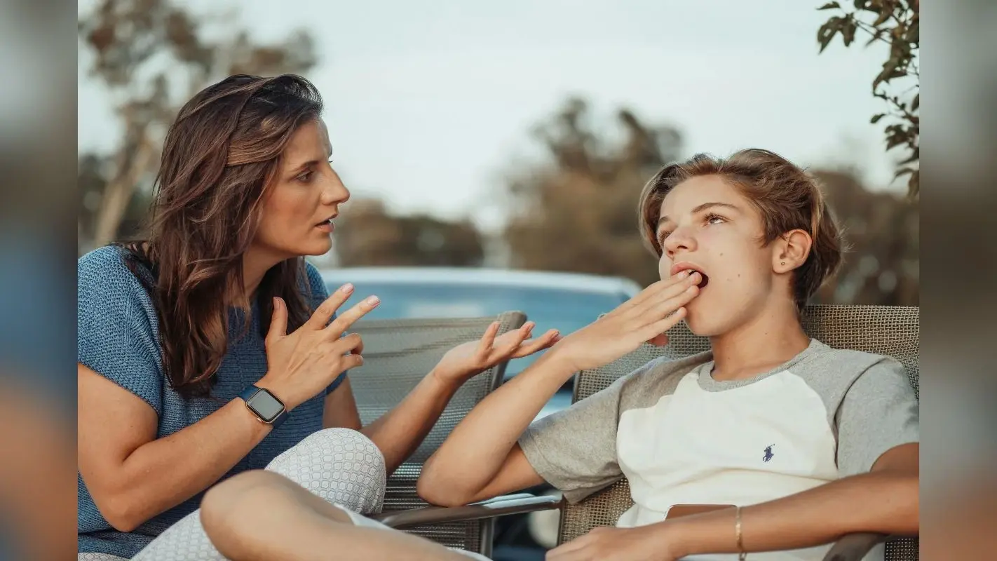 Parenting Tips: मां-बाप की इन आदतों से सभी के सामने शर्मिंदा हो जाते हैं बच्चे, पैरेंट्स से जीवनभर करते हैं नफरत