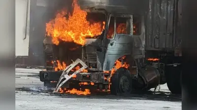 पटना में शॉर्ट सर्किट से ट्रेलर में लगी भीषण आग, करोड़ों रुपये की 25 बाइकें जलकर खाक