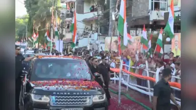 पटना में पीएम मोदी का भव्य रोड शो शुरू, सड़कों पर तिरंगा लिए खड़े हैं हजारों लोग
