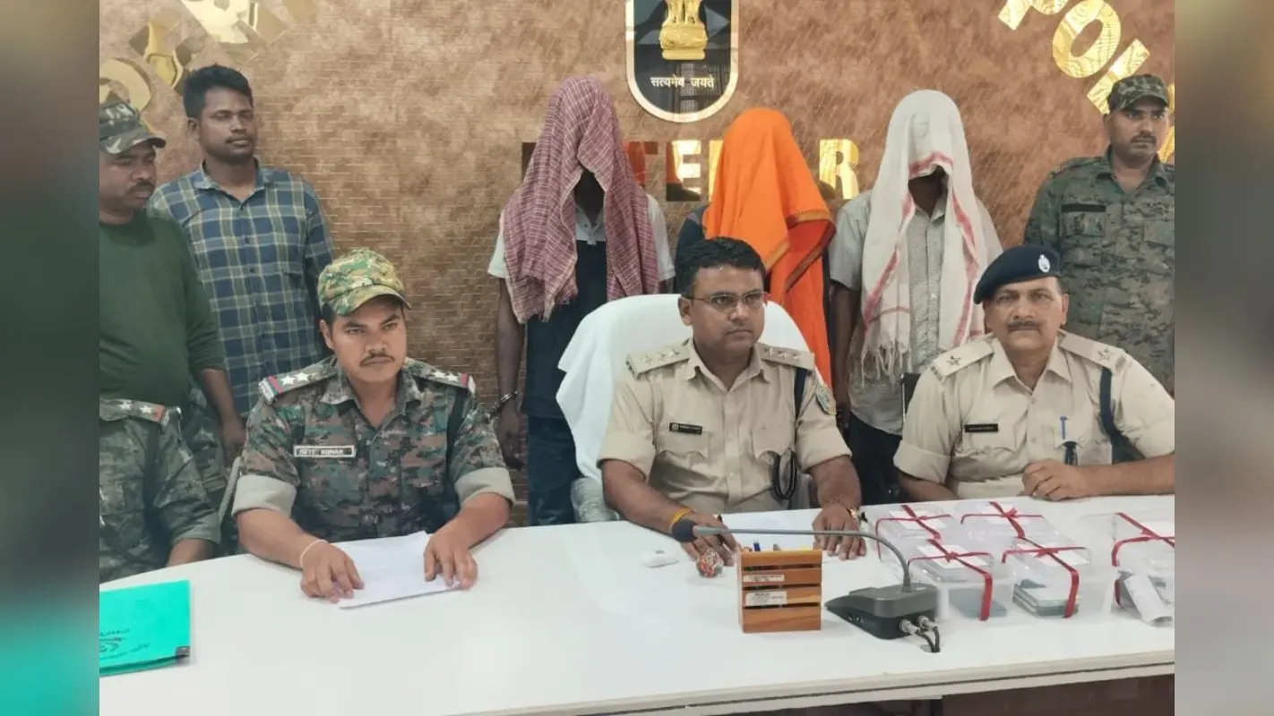 लातेहार में पीएलएफआई के 3 उग्रवादी हथियार के साथ गिरफ्तार, 2 पिस्टल, 7 मोबाइल और कई गोलियां बरामद