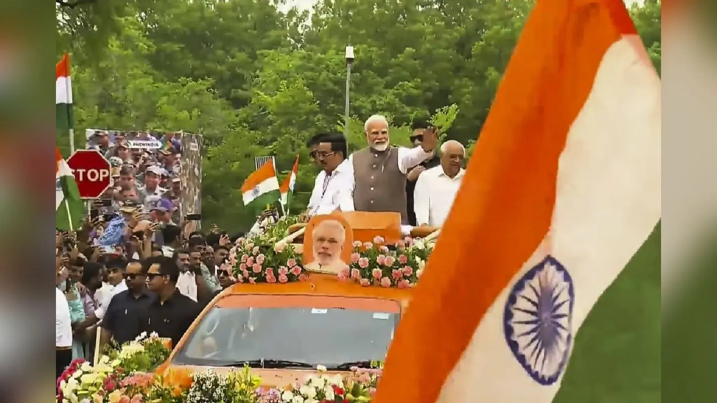 PM Modi Road Show : पीएम मोदी पर फूलों की बारिश, देखें गांधीनगर के रोड शो का वीडियो