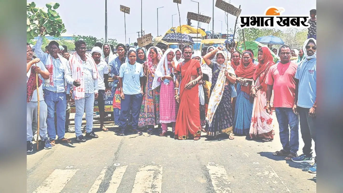 Kharsawan News: शराब दुकान के खिलाफ फूटा ग्रामीणों का गुस्सा, 2 घंटे रोड जाम