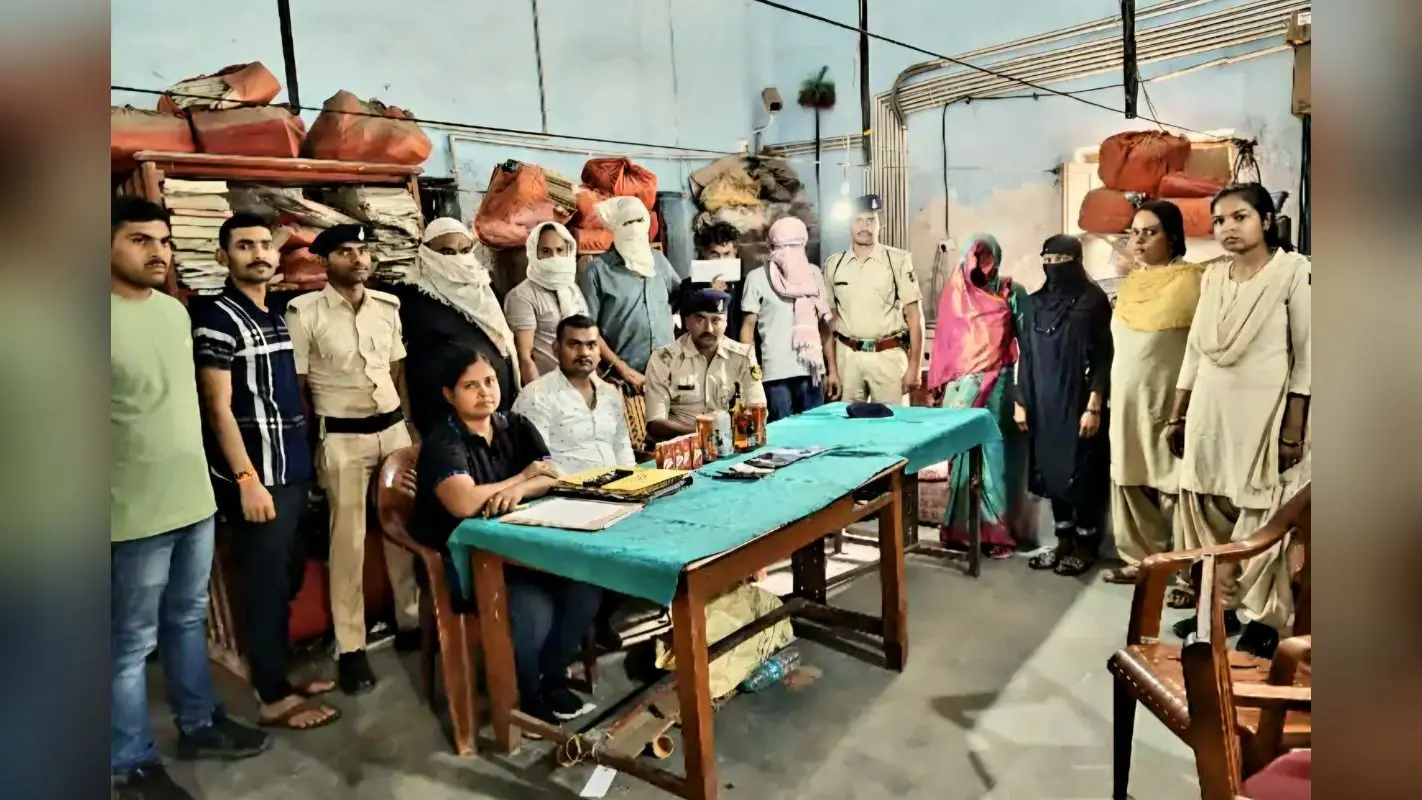 विदेशी शराब की तस्करी में रंगे हाथ पकड़ा गया प्रेमी जोड़ा, बिहार में लग्जरी बस से कर रहे थे सप्लाई