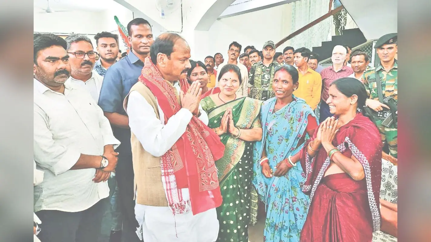 रघुवार दास ने पीड़ित आदिवासी महिला को दिया 50 हजार रुपये का मुआवजा, सरकार पर लगाया तुष्टिकरण की राजनीति का आरोप