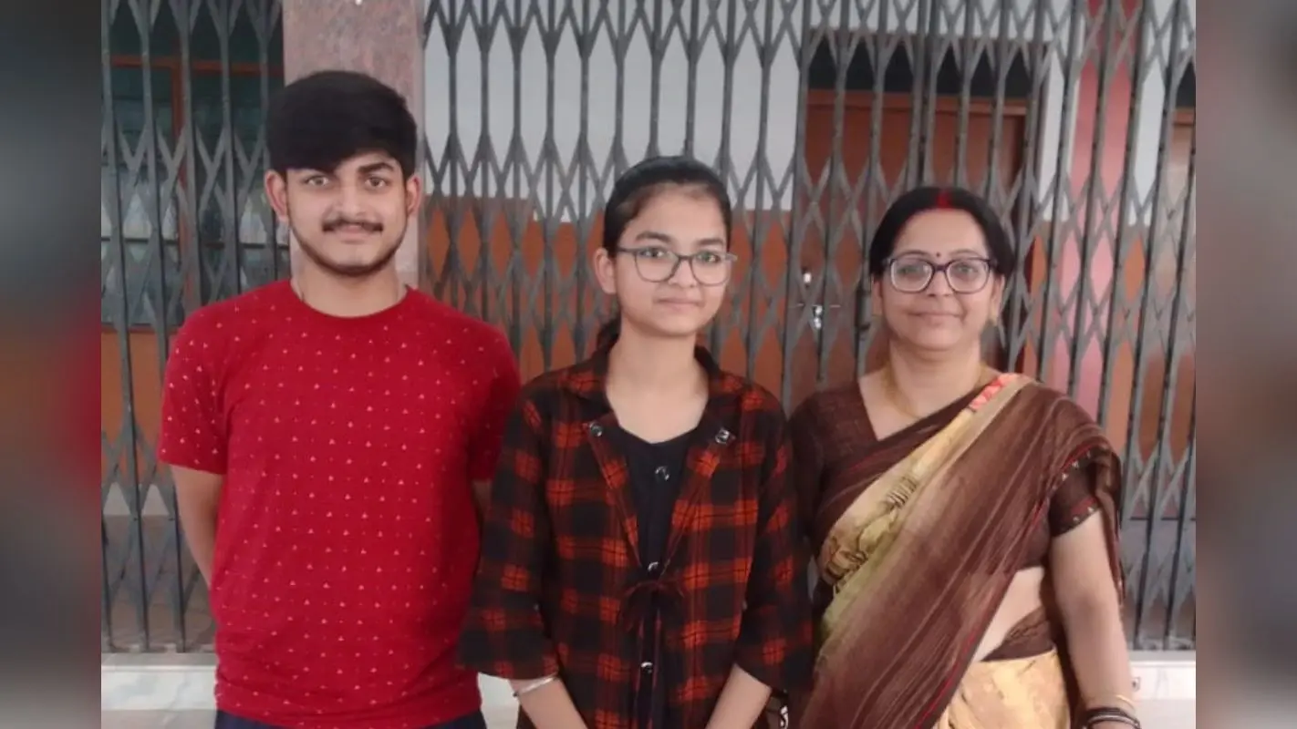 JAC Board 12th Commerce Topper: फुटपाथ दुकानदार की बिटिया ने इंटर कॉमर्स में किया झारखंड टॉप, ये है सपना