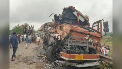 Road Accident: गिरिडीह में दो ट्रक आपस में भिड़े, उड़े परखच्चे, दोनों ड्राइवरों की मौत, 13 पशुओं ने भी तोड़ा दम