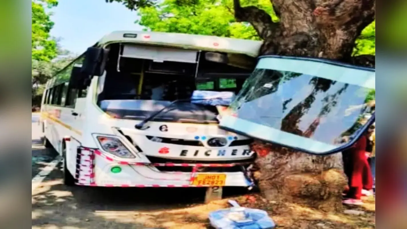 चतरा से कोडरमा जा रही बस दुर्घटनाग्रस्त, 2 दर्जन यात्री घायल