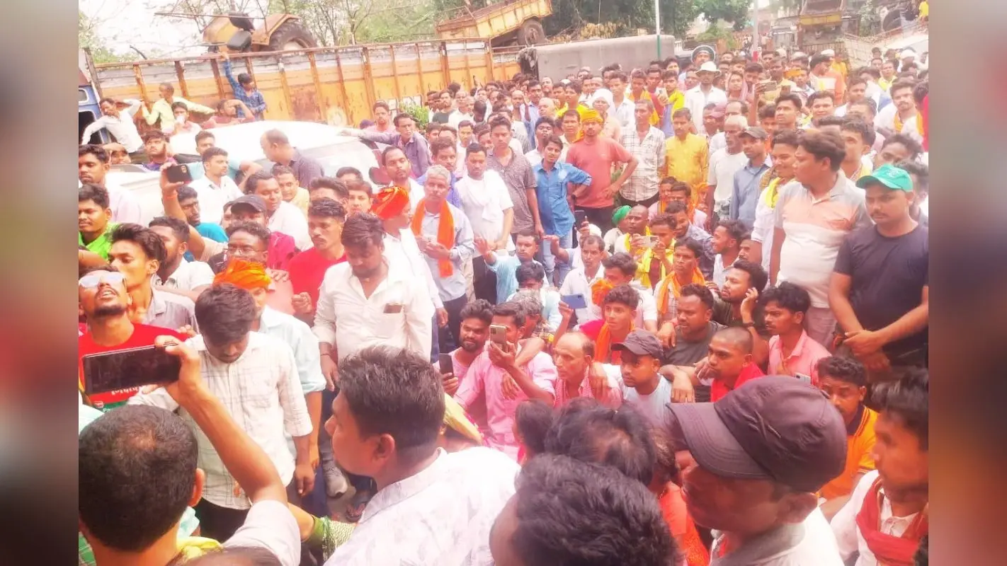 ठेकेदार के बेटे की हत्या से भड़का गुस्सा, डुमरी-फुसरो रोड जाम, थाना में तोड़फोड़