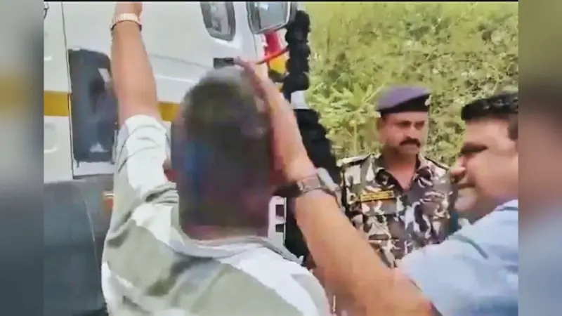 Viral Video: बिहार में ट्रक ड्राइवर को ताबड़तोड़ थप्पड़ जड़ते अफसर, वीडियो हो रहा खूब वायरल