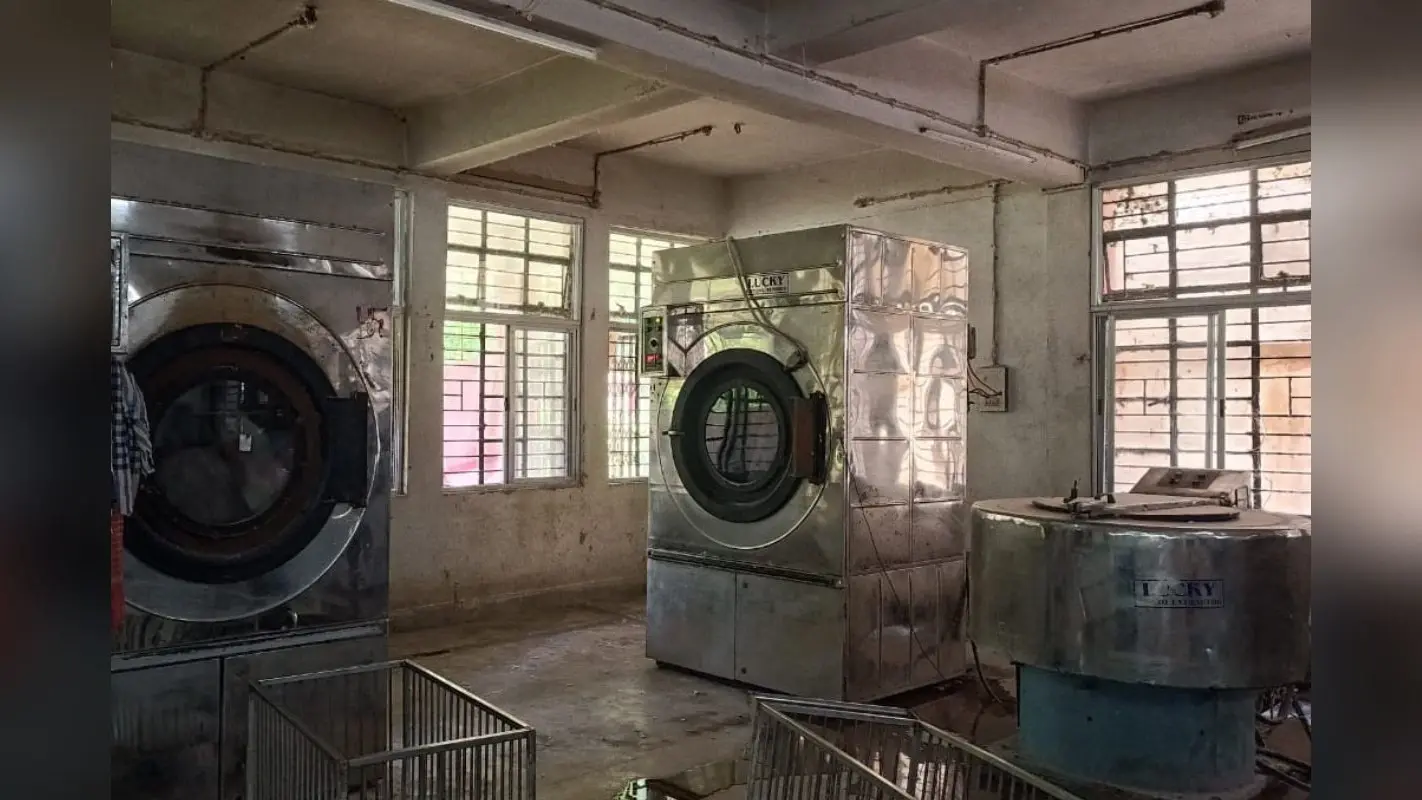 SNMMCH Dhanbad: झारखंड के तीसरे सबसे बड़े सरकारी अस्पताल का हाल बेहाल, गंदे बेड पर हो रहा मरीजों का इलाज