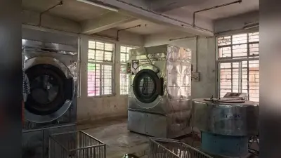 SNMMCH Dhanbad: झारखंड के तीसरे सबसे बड़े सरकारी अस्पताल का हाल बेहाल, गंदे बेड पर हो रहा मरीजों का इलाज