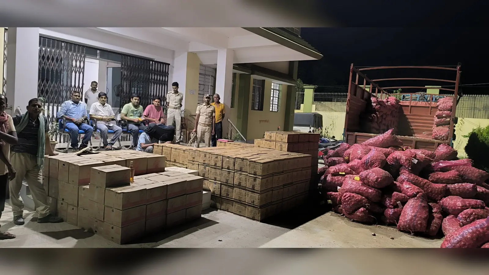 बिहार में प्याज की बोरियों के नीचे छिपाया था 367 पेटी विदेशी शराब, ट्रक ड्राइवर समेत दो तस्कर गिरफ्तार