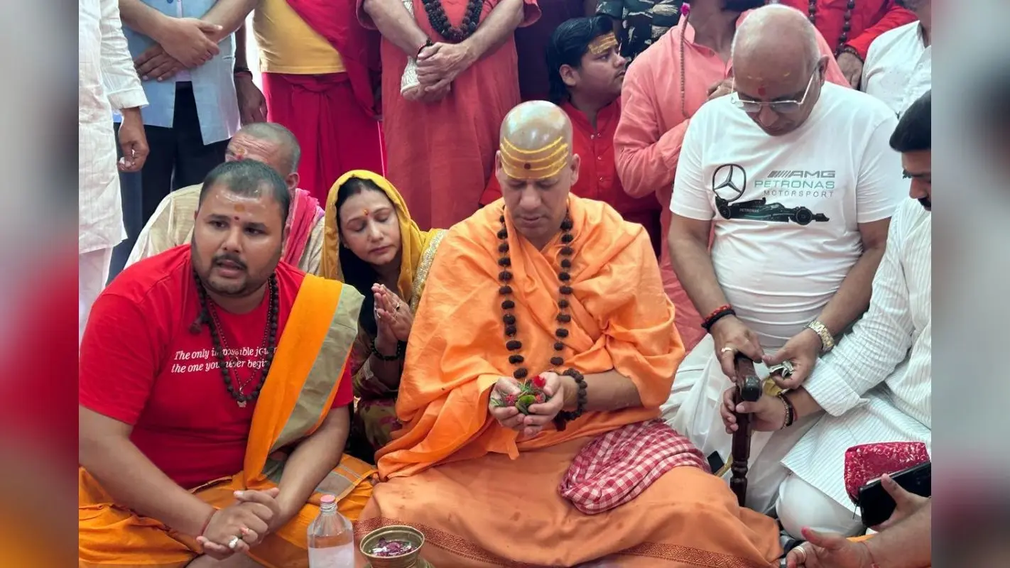 देवघर पहुंचे महामंडलेश्वर स्वामी कैलाशानंद गिरी, बैद्यनाथ धाम में की पूजा