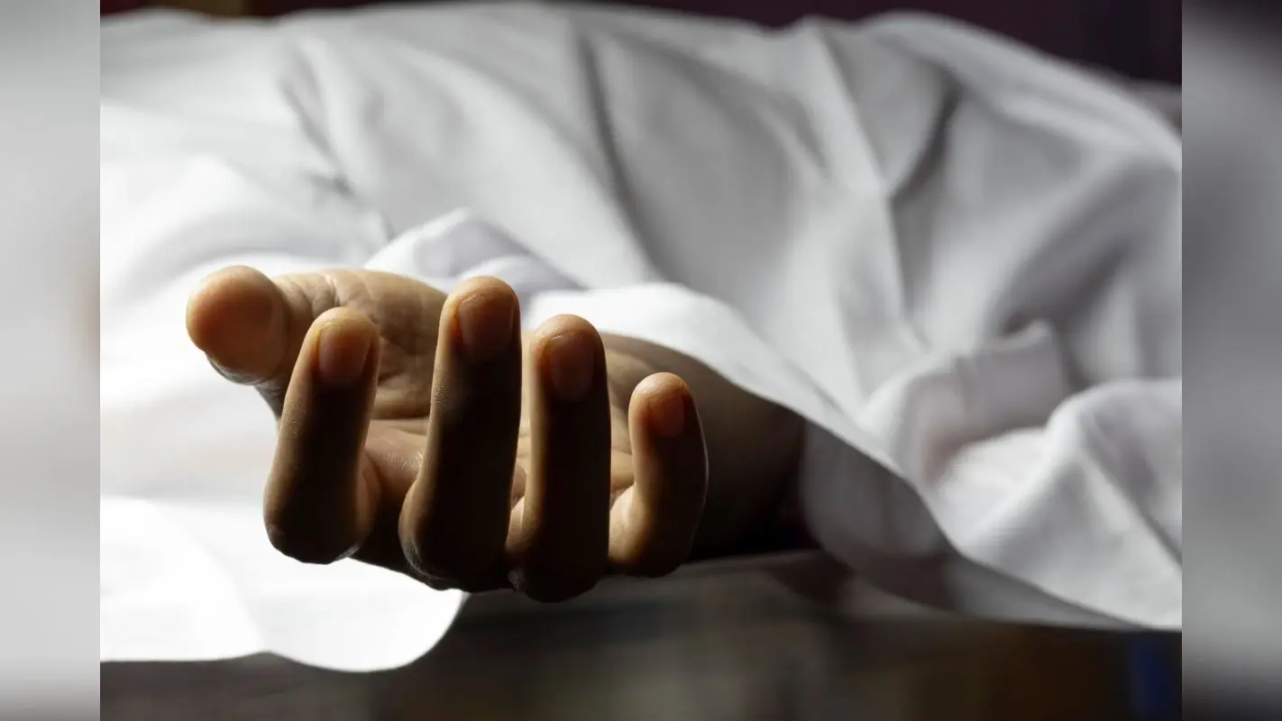 चलती ट्रेन में चढ़ने के दौरान पैर फिसलने से बाइक मैकेनिक की मौत, एक घायल