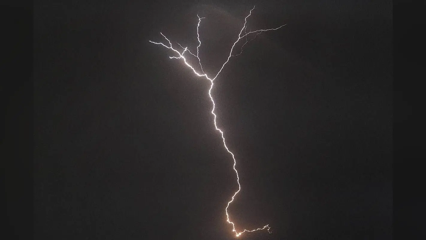 Delhi Thunderstorm Video : जैसे ही बिजली गिरी कांप गए लोग, डरावना वीडियो आया सामने