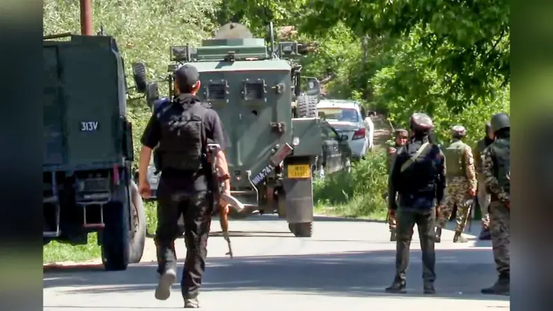 Tral Encounter Video: मां सरेंडर के लिए लगाती रही गुहार, त्राल एनकाउंटर में मारे गए आतंकी का आखिरी वीडियो वायरल