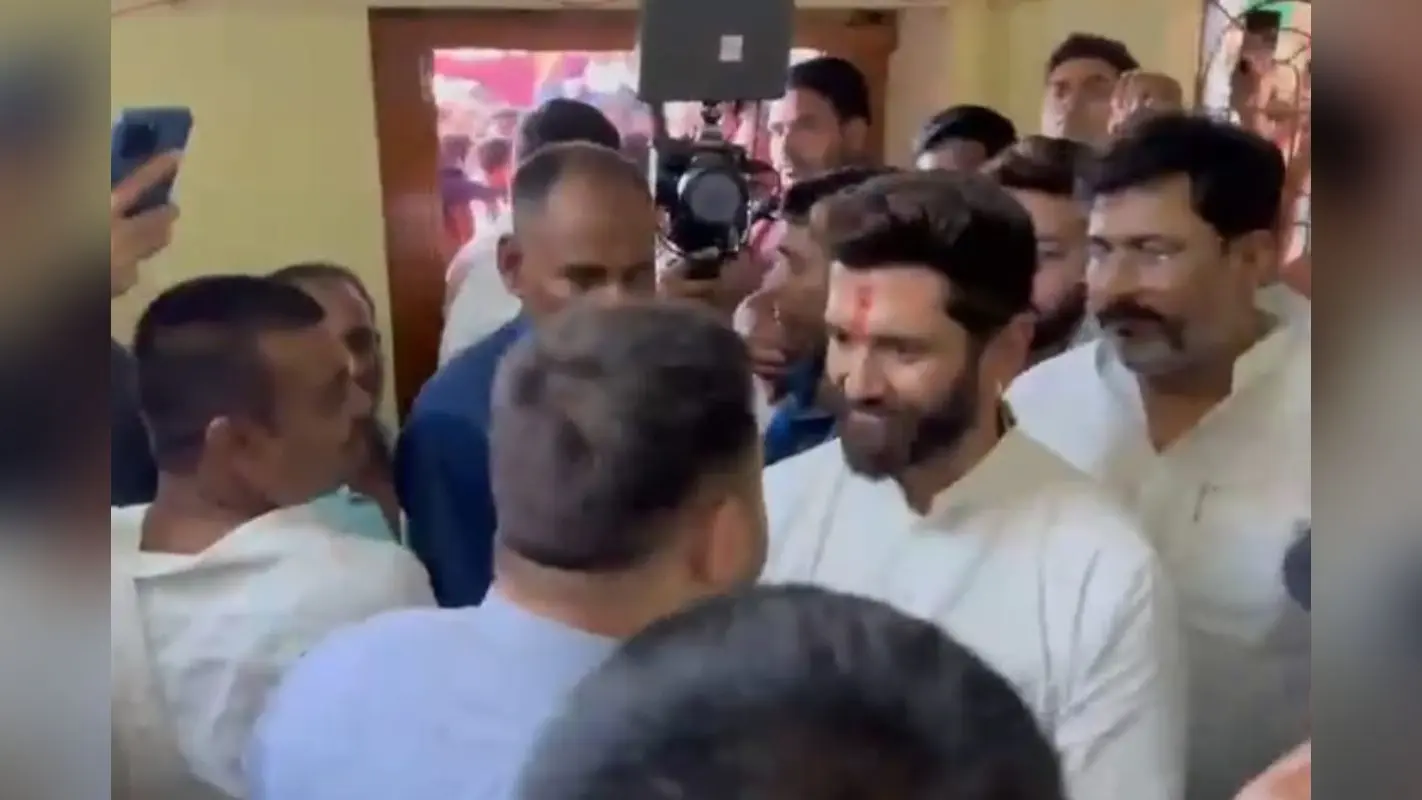 Bihar Election: बिहार के दो बड़े नेता चिराग-तेजस्वी का आमना-सामना, आंख दिखाने के बदले मिले गले, सियासत ने ली करवट ?