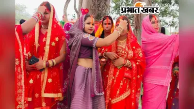 PHOTOS: अखंड सुहाग के लिए विवाहिताओं ने वटवृक्ष में बांधे रक्षा सूत्र