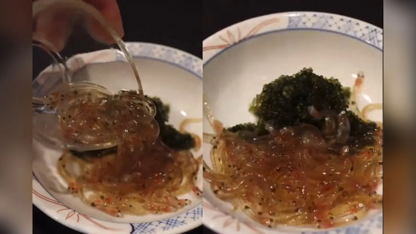 Viral Video of Eating Live Fish: जिंदा मछली खाने का देखें वीडियो, इंटरनेट पर मचा धमाल!