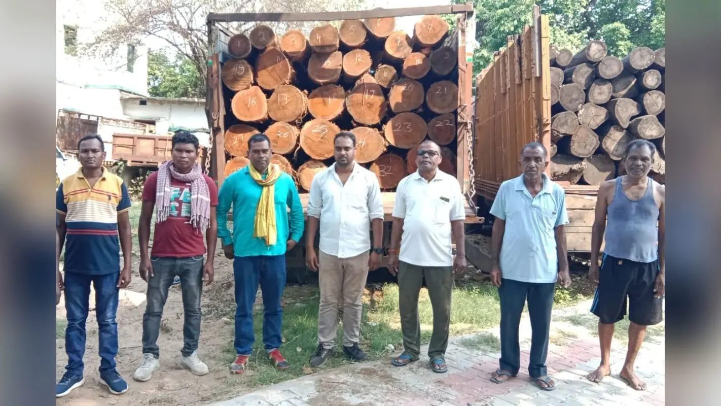 Wood Smuggling: झारखंड में लकड़ी तस्करों के खिलाफ वन विभाग का बड़ा एक्शन, ट्रक समेत 5 लाख की लकड़ी जब्त