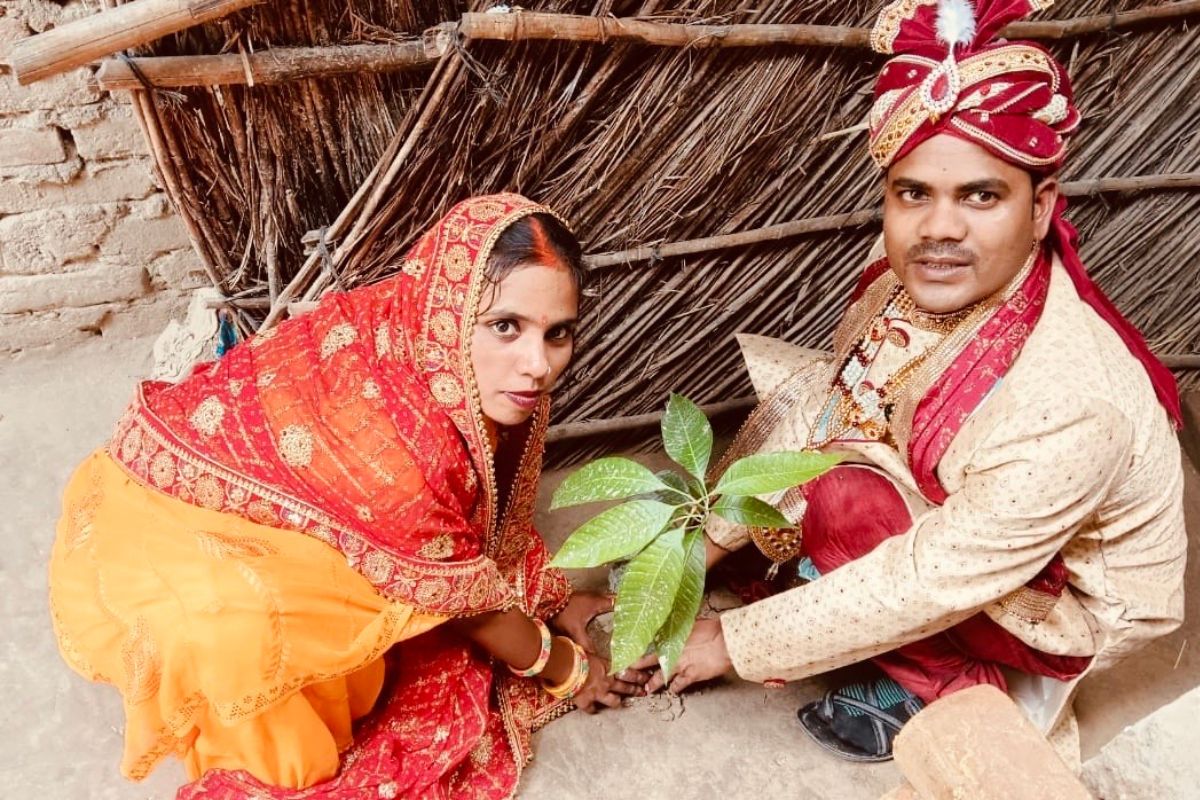 गोपालगंज में पर्यावर��� दिवस पर ससुराल पहुंची दुल्हन, 11 पौधे लगाकर पूरी की मुंह दिखाई की रस्म