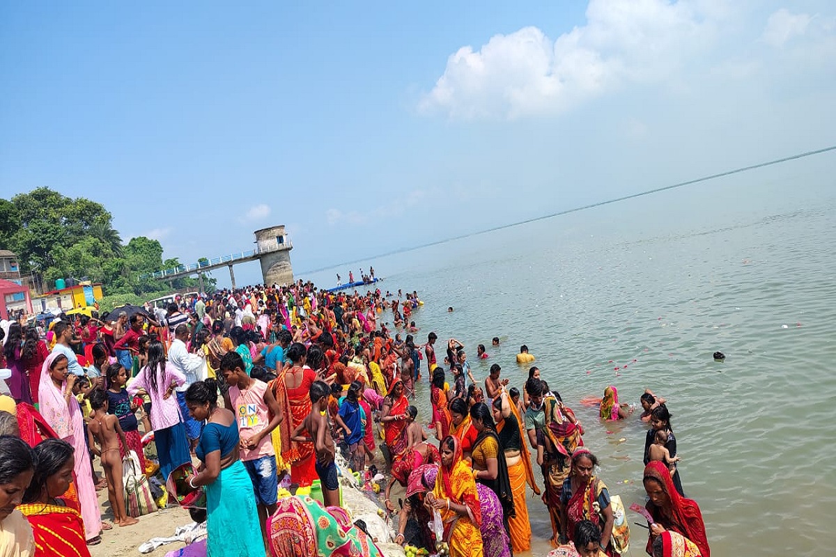 गंगा दशहरा: राजमहल उत्तर वाहिनी गंगा में हजारों श्रद्धालुओं ने लगाई आस्था की डुबकी