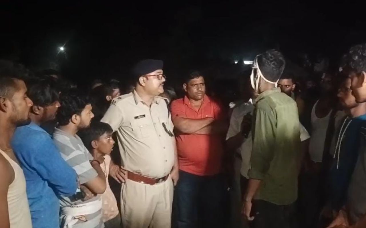गोपालगंज में हत्या के बाद लोगों का फूटा गुस्सा, आरोपितों के दरवाजे पर शव को जलाने पर अड़े ग्रामीण