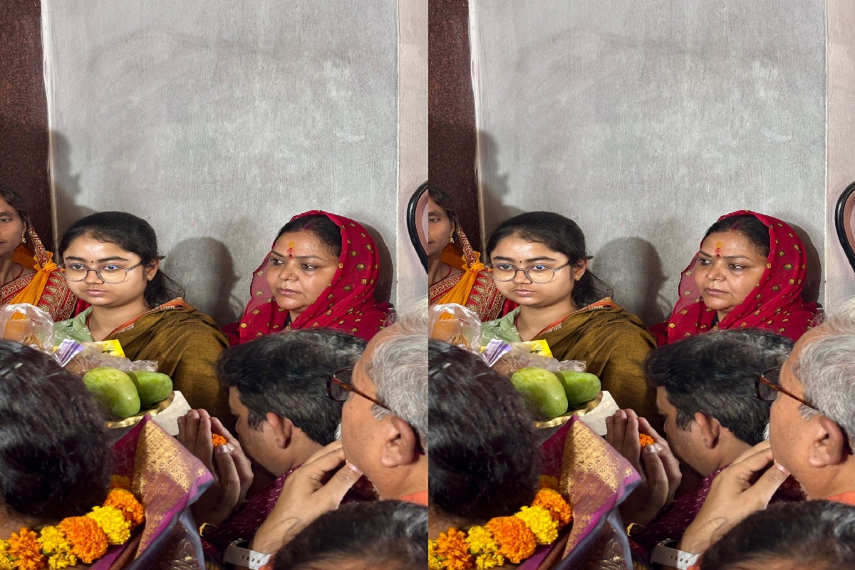 मंत्री दीपिका पांडेय पहुंचीं जगन्नाथ मंदिर, लोगों के साथ जमीन पर बैठकर ग्रहण किया भोग, देखें फोटो