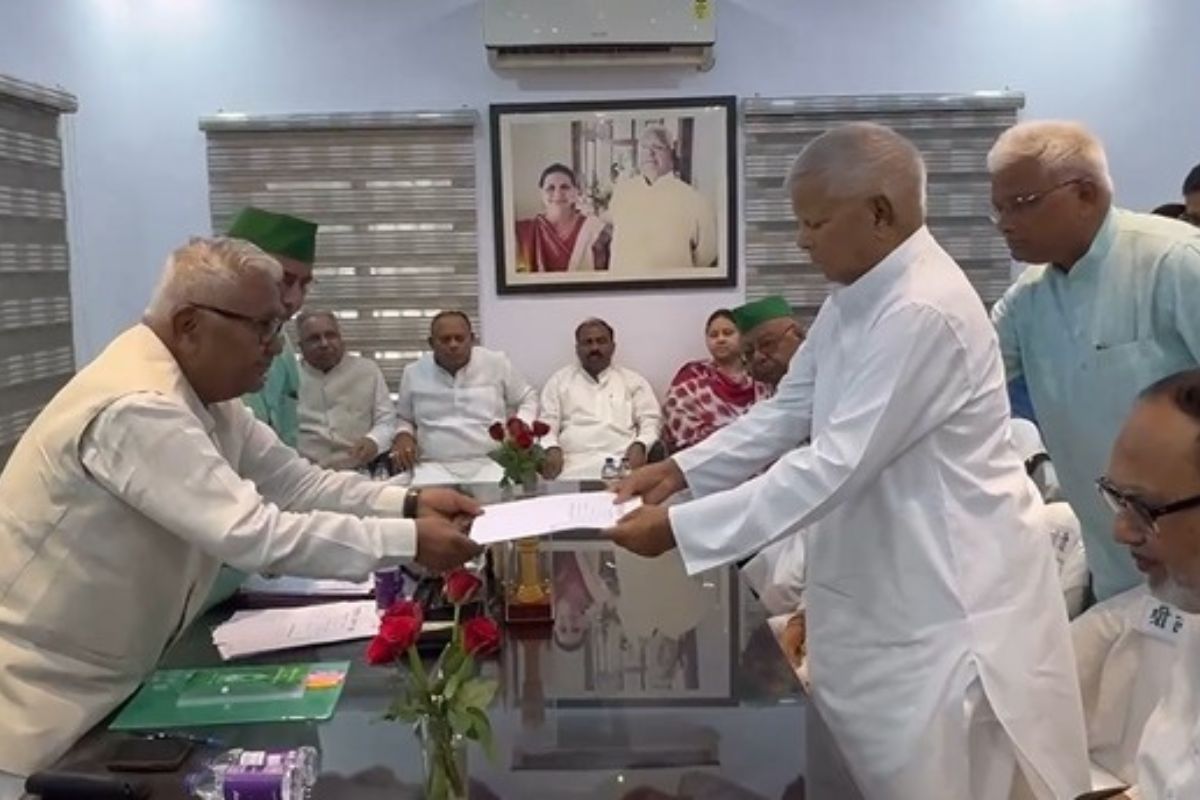 लालू यादव का राजद अध्यक्ष पद के लिए नामांकन दाखिल, तेजस्वी व राबड़ी भी दिखे साथ