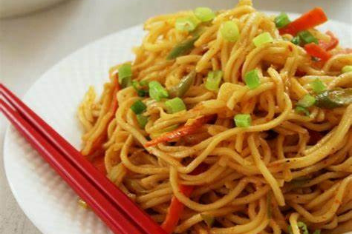 Schezwan Noodles Recipe: घर पर बनाएं स्वाद से भरपूर रेस्टोरेंट स्टाइल शेजवान नूडल्स, बेहद आसान रेसिपी