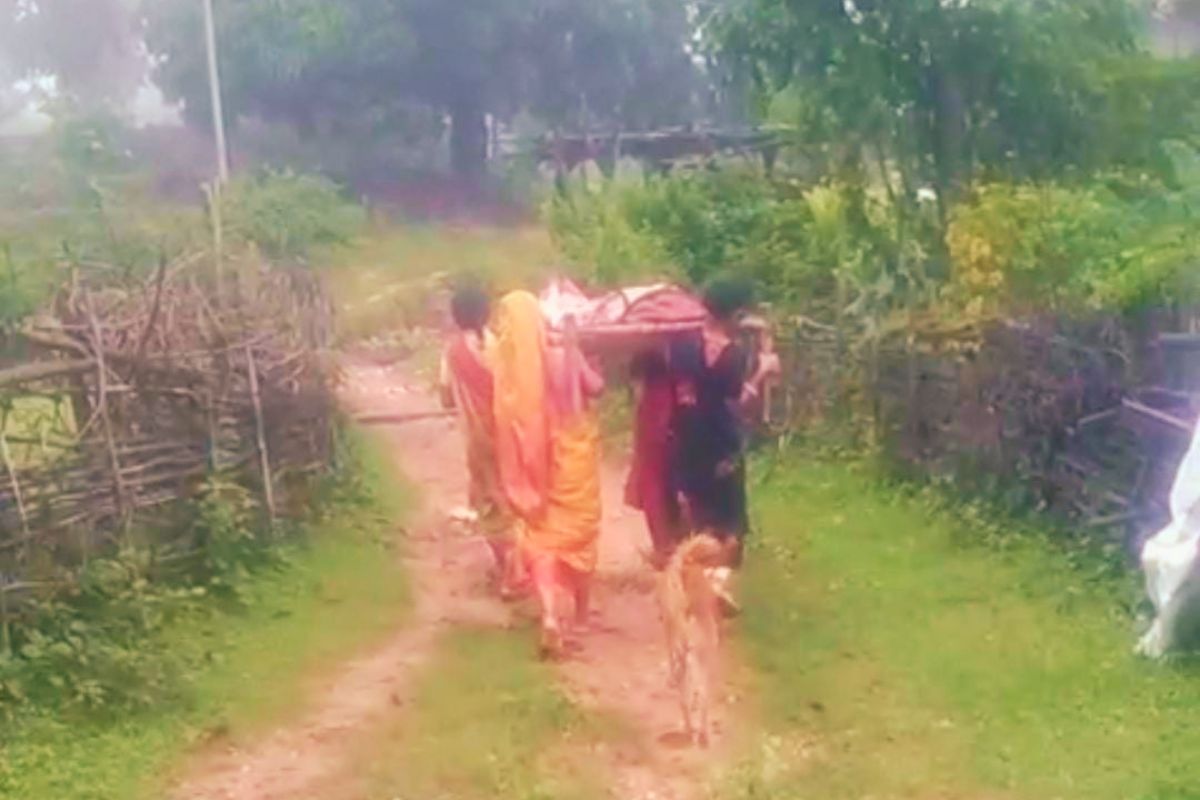 Bokaro News: न सड़क, न सुविधा… खटिया बनी एंबुलेंस, बीमार महिला को यूं पहुंचाया गया अस्पताल
