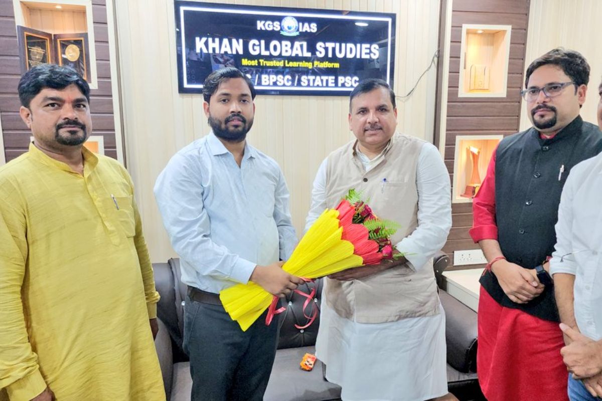 Khan Sir: खान सर के चुनाव लड़ने की चर्चा तेज, आप सांसद संजय सिंह से बंद कमरे में की मुलाकात