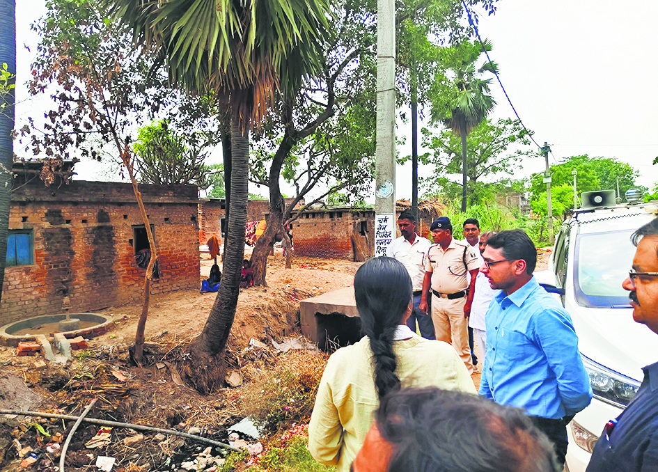 महादलित टोला में विकास कार्यों का जिलाधिकारी ने किया निरीक्षण