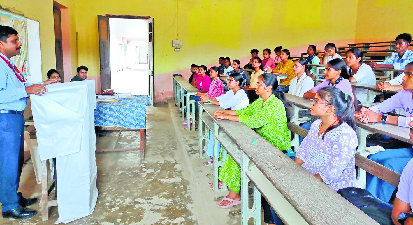 Saran News : स्वास्थ्य विषयों पर युवाओं को जागरूक करने के लिए हुआ प्रशिक्षण कार्यक्रम