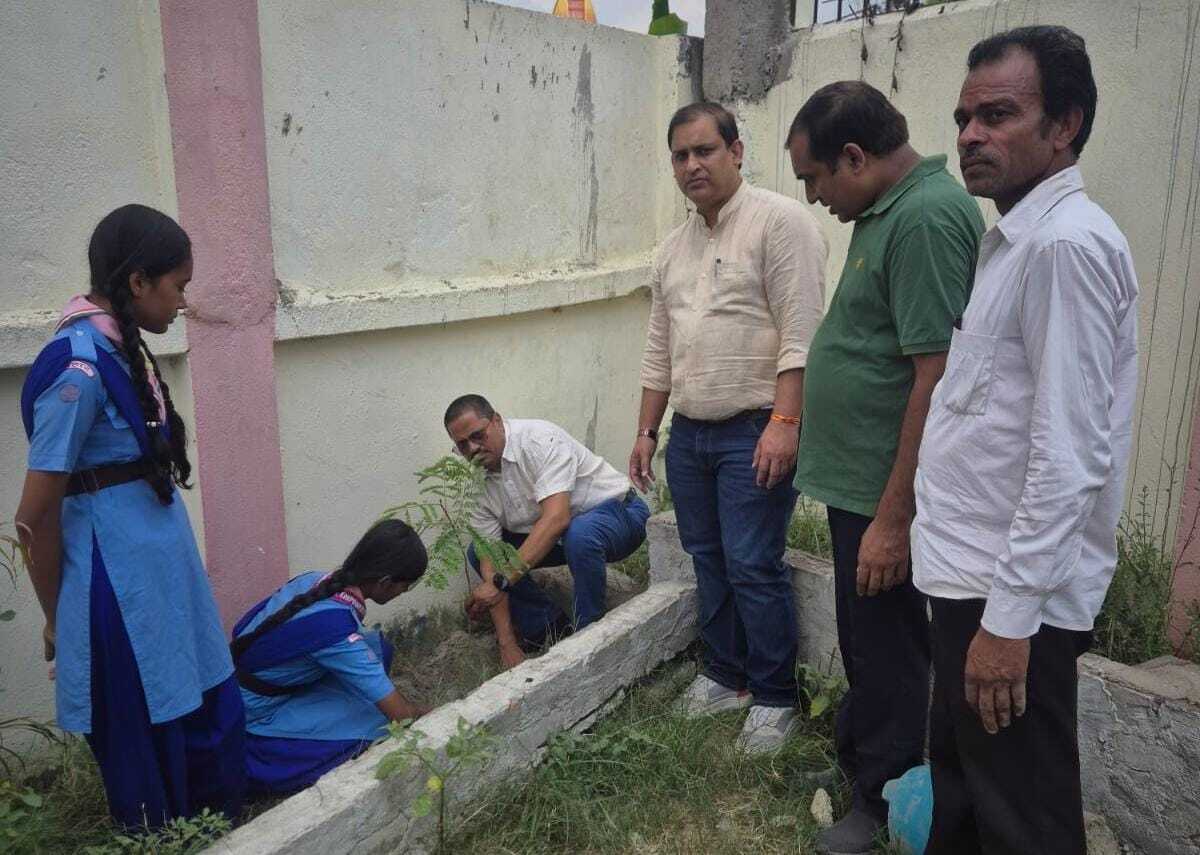 hajipur news. एक पौधा जरूर लगाएं और नियमित रूप से करें देखभाल : डीइओ