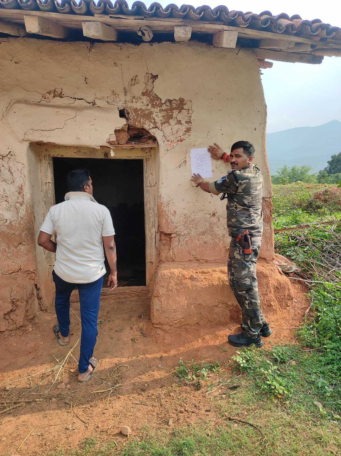 Giridih News: नक्सली कांड के पांच आरोपियों के घरों में पुलिस ने चिपकाया इश्तेहार