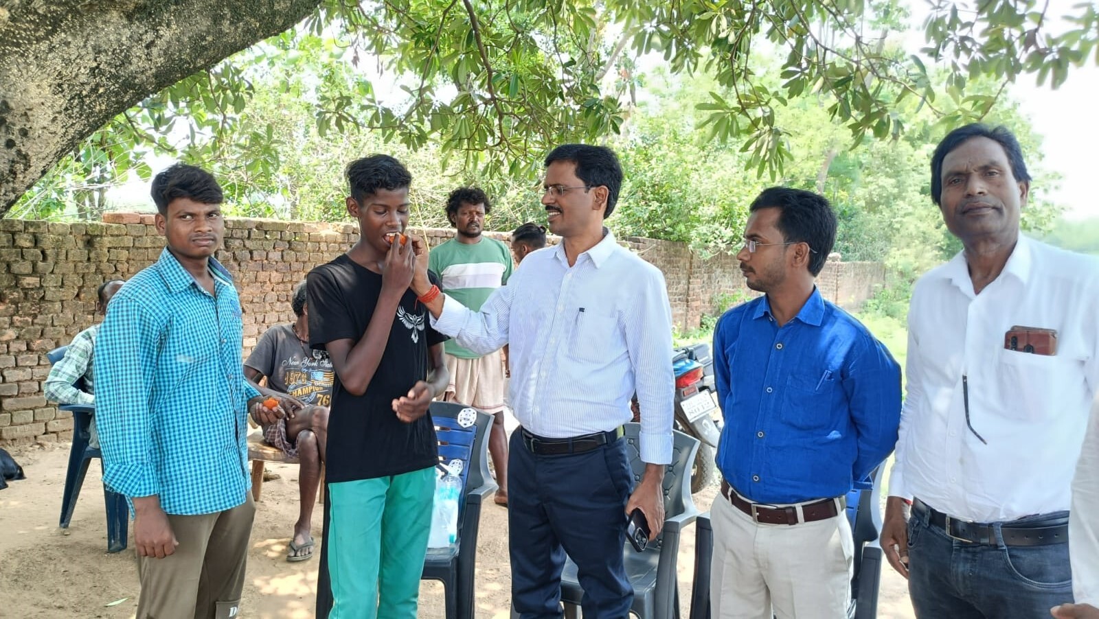 Bokaro News : चंद्रपुरा के इस गांव में पहली बार दो भाइयों ने किया मैट्रिक-इंटर