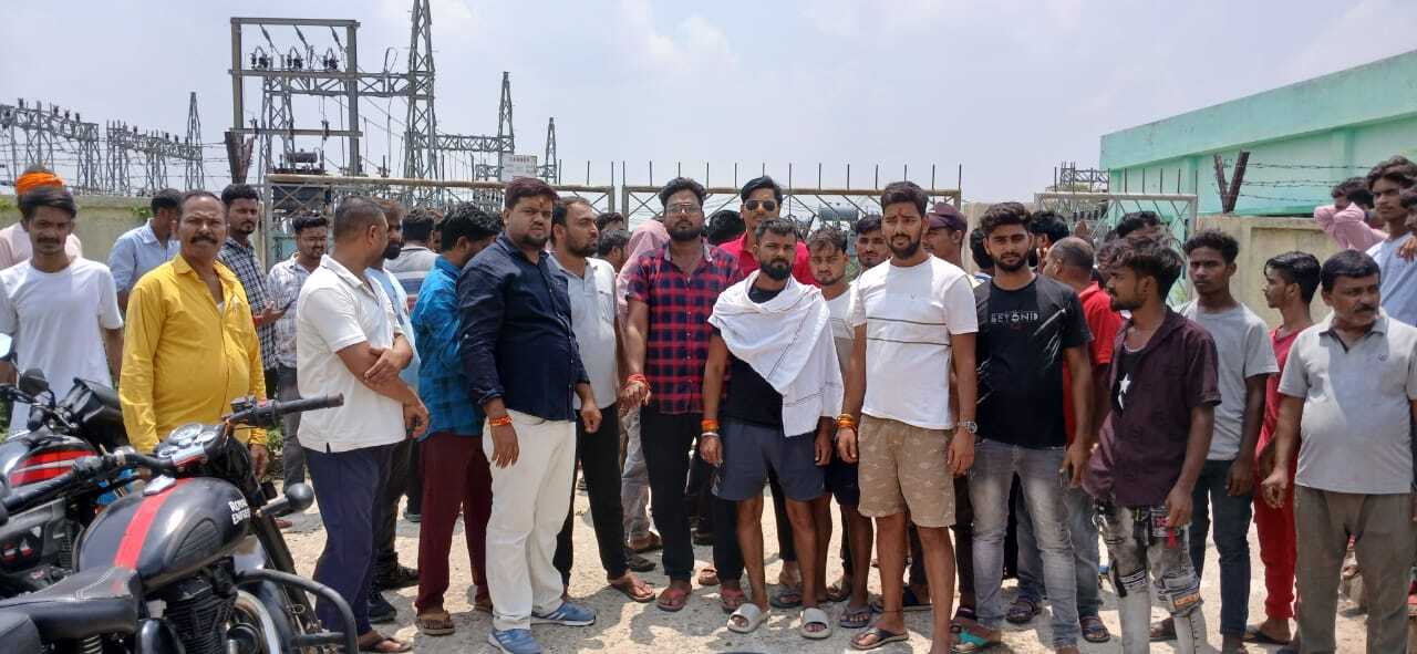 Giridih News: अनियमित बिजली से परेशानी, उपभोक्ताओं ने पावर सब स्टेशन को घेरा
